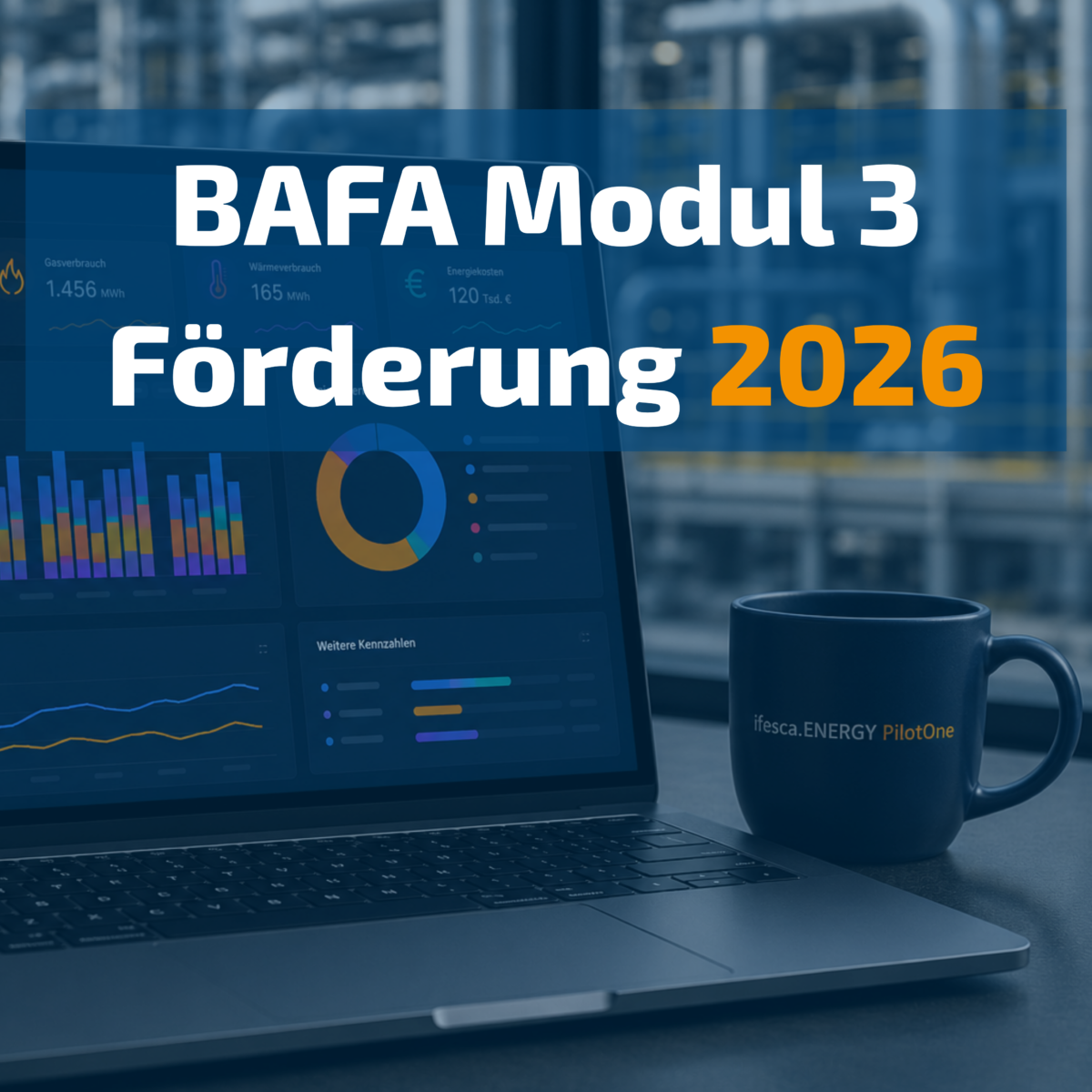 Laptop mit Energiemanagement-Dashboard und ifesca.ENERGY PilotOne Kaffeetasse im Büro vor Industrieanlage, Schriftzug BAFA Modul 3 Förderung 2026, Symbolbild für förderfähige Energiemanagement-Software