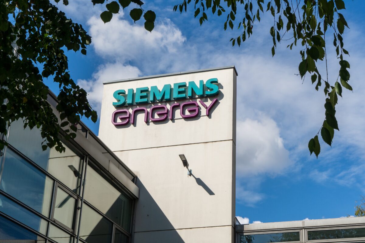Siemens Energy Logo am Gebäude – Praxisbeispiel für energieoptimierte Produktionsplanung